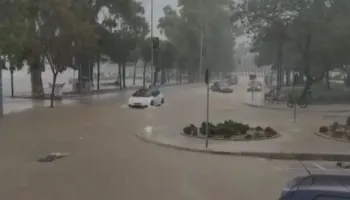 Reshje të dendura shiu në Vlorë, përmbyten disa rrugë, rëndohet trafiku (VIDEO)