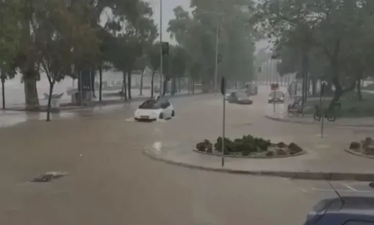 Reshje të dendura shiu në Vlorë, përmbyten disa rrugë, rëndohet trafiku (VIDEO)