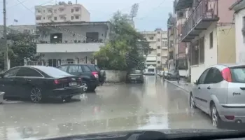 Reshjet e dendura shkaktojnë përmbytje në Vlorë, uji pranë banesave
