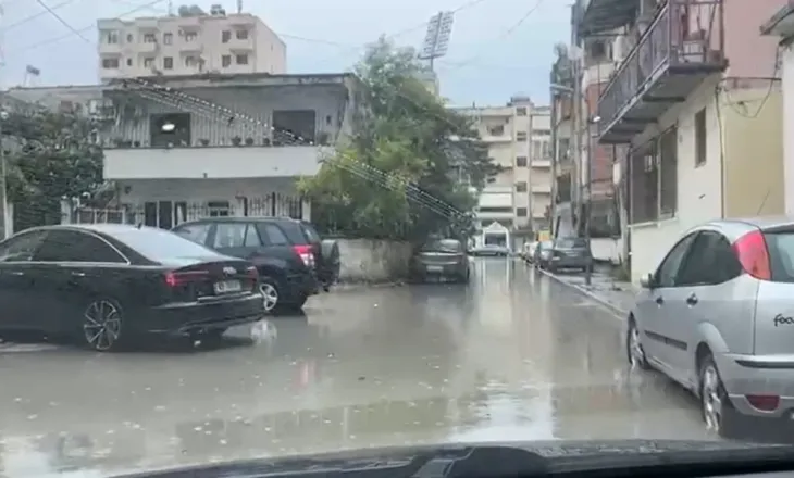 Reshjet e dendura shkaktojnë përmbytje në Vlorë, uji pranë banesave