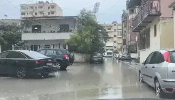 Reshjet e dendura të shiut përmbytin rrugët e Vlorës, vështirësi në qarkullim