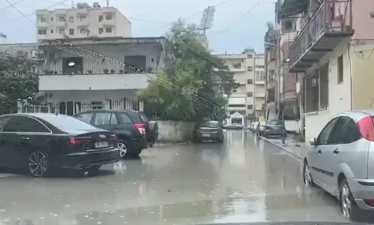 Reshjet e dendura të shiut përmbytin rrugët e Vlorës, vështirësi në qarkullim