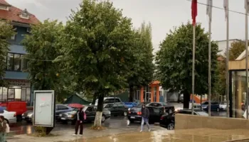 Reshjet e shiut në Kukës, gurë në rrugë dhe mjegull në qytet