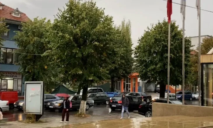 Reshjet e shiut në Kukës, gurë në rrugë dhe mjegull në qytet