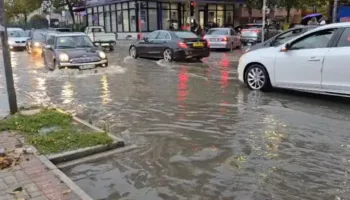 Reshjet e shiut përfshijnë vendin: Përmbytet Durrësi, vështirësohet qarkullimi i automjeteve