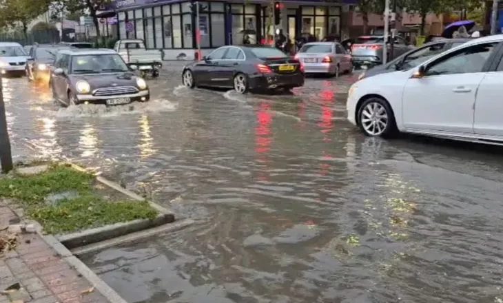 Reshjet e shiut përfshijnë vendin: Përmbytet Durrësi, vështirësohet qarkullimi i automjeteve