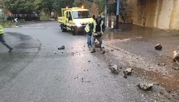Reshjet e shiut shkaktojnë rënie gurësh në aksin Burrel–Skuraj, rrezik për drejtuesit e mjeteve