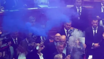 REUTERS”: Opozita ndërpret seancën parlamentare, të shtunën pritet sërish protestë nga të rinjtë