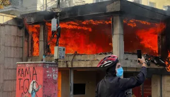 REUTERS: Shpërthim i dhunshëm i pakënaqësisë kundër Edi Ramës në Tiranë