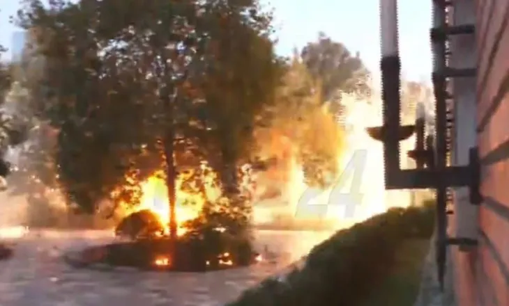 Revansh i protestuesve! Hedhin fishekzjarre e molotovë drejt selisë së PS-së, policia qëllon me plumba gome
