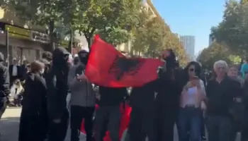 Revolta e studentëve/ Protestuesit mblidhen para Ministrisë së Arsimit, të rinjtë me këngë e valle para efektivëve