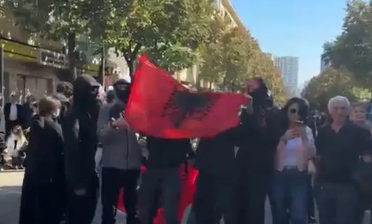 Revolta e studentëve/ Protestuesit mblidhen para Ministrisë së Arsimit, të rinjtë me këngë e valle para efektivëve