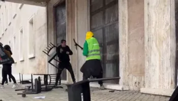 Revolta e studentëve, protestuesit thyejnë “karriget e dialogut” dhe godasin derën e kryeministrisë