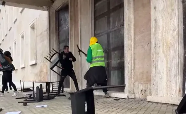 Revolta e studentëve, protestuesit thyejnë “karriget e dialogut” dhe godasin derën e kryeministrisë
