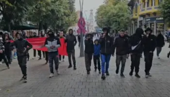 Revolta kundër qeverisë Rama edhe në Korçë, mësuesi u del në krah gjimnazistëve: Ngrini zërin