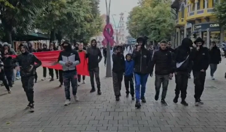 Revolta kundër qeverisë Rama edhe në Korçë, mësuesi u del në krah gjimnazistëve: Ngrini zërin