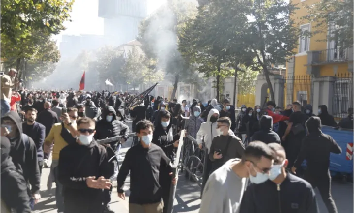 Revolta kundër Ramës/ Studentët dhe pedagogët protestojnë sot në orën 14:00 para Ministrisë së Arsimit