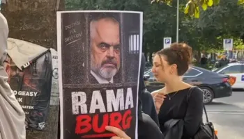 Revolta – ‘Rama në Burg’, studentët dhe nxënësit në Shkodër qëllojnë me vezë zyrat e rektoratit
