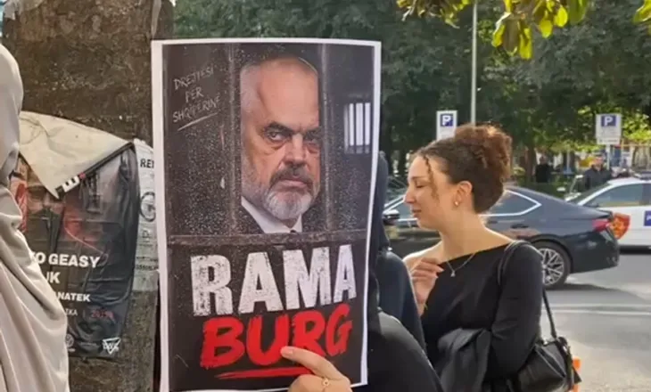 Revolta – ‘Rama në Burg’, studentët dhe nxënësit në Shkodër qëllojnë me vezë zyrat e rektoratit