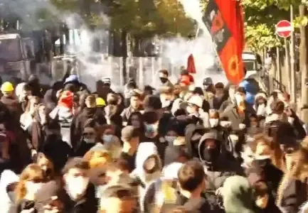 Revolta studentore/ Tensione para Ministrisë së Arsimit, policia hedh gaz lotsjellës ndaj të rinjve