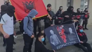 Revoltë në Shkodër, studentët godasin me gurë dhe thyejnë xhamat e bashkisë