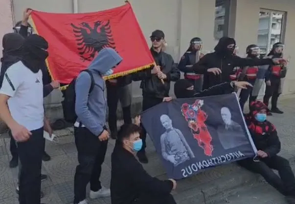 Revoltë në Shkodër, studentët godasin me gurë dhe thyejnë xhamat e bashkisë