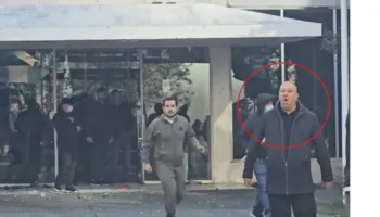 Rigers Sheqeri i IMT-së në krye të grupit që sulmoi me gurë studentët nga selia e PS-së