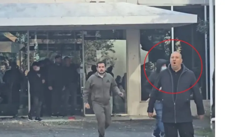 Rigers Sheqeri i IMT-së në krye të grupit që sulmoi me gurë studentët nga selia e PS-së