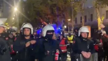 Rikthehen protestuesit para Kuvendit, policia forcon perimetrin e sigurisë