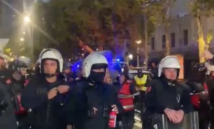 Rikthehen protestuesit para Kuvendit, policia forcon perimetrin e sigurisë