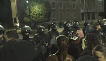 Rikthehen tensionet te Kryeministria! Policia përplaset me disa vajza, nuk lejojnë bllokimin e rrugës