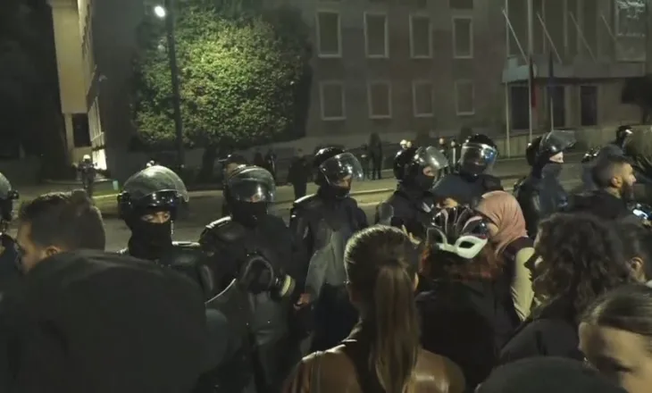 Rikthehen tensionet te Kryeministria! Policia përplaset me disa vajza, nuk lejojnë bllokimin e rrugës