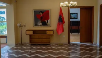 Rikthehet komunizmi/ Media gjermane: Babai i Ramës firmosi dënime me vdekje, shqiptarët kërkojnë dorëheqjen e tij