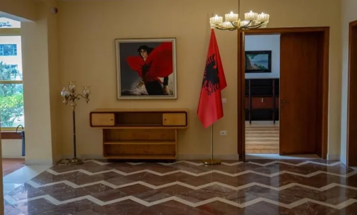 Rikthehet komunizmi/ Media gjermane: Babai i Ramës firmosi dënime me vdekje, shqiptarët kërkojnë dorëheqjen e tij