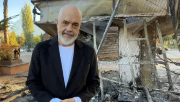 Rinia i kërkon dorëheqjen! Rama nuk tërhiqet: Kjo është flamë e atyre që duan të djegin Shqipërinë, por ne do dalim më të fortë