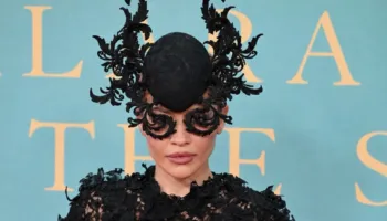 Rita Ora mahnit në Festivalin e Filmit në Londër me një paraqitje gotike