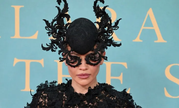 Rita Ora mahnit në Festivalin e Filmit në Londër me një paraqitje gotike