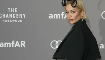 Rita Ora tërheq vëmendjen në gala-n e amfAR në Londër me një paraqitje ekstravagante