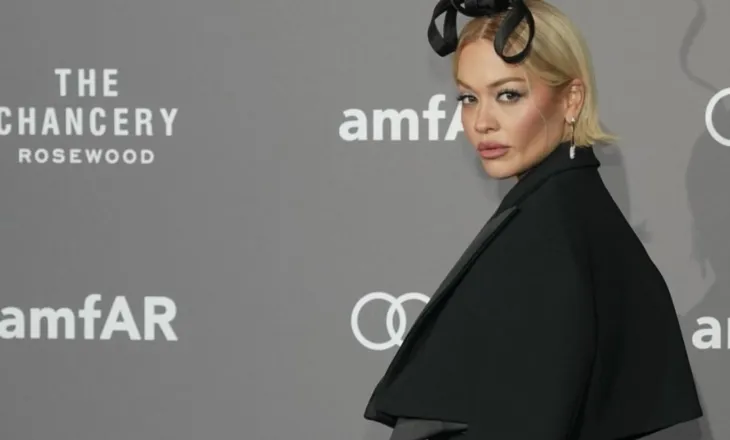 Rita Ora tërheq vëmendjen në gala-n e amfAR në Londër me një paraqitje ekstravagante