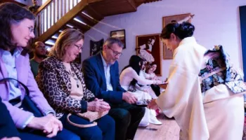 Rituali i çajit japonez sjell në Tiranë një filozofi të harmonisë dhe qetësisë