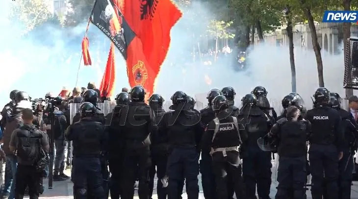 Rreth 1 mijë pedagogë, akademike firmosin peticionin ne mbeshtetje te studenteve: Rama të dorëhiqet, të ndalet dhuna policore ndaj studentëve