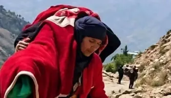 Rrethimi nuk e ndali, nëna që u bë simbol i qëndresës në Jemen ngjitet në shtigjet malore për të varrosur vajzën