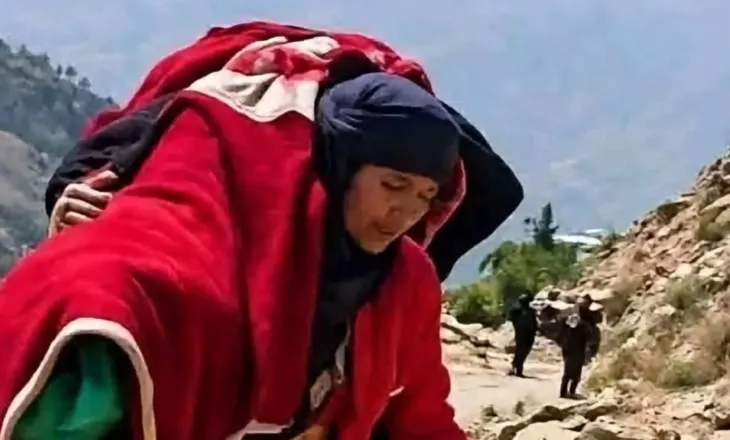 Rrethimi nuk e ndali, nëna që u bë simbol i qëndresës në Jemen ngjitet në shtigjet malore për të varrosur vajzën