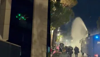 Rrëzohet droni i policisë gjatë protestës, efektivët përdorin gaz lotsjellës dhe autobotin e ujit për të rimarrë pajisjen