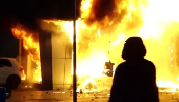 Rriten tensionet, zjarr i frikshëm në katin e parë të godinës së Gjykatës së Lartë! (VIDEO)
