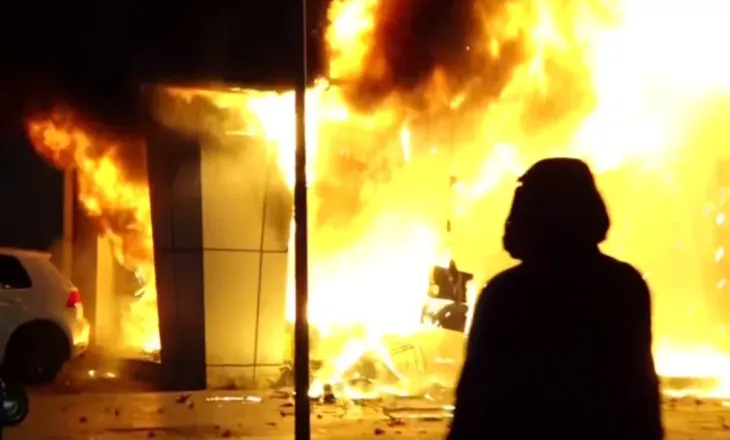 Rriten tensionet, zjarr i frikshëm në katin e parë të godinës së Gjykatës së Lartë! (VIDEO)