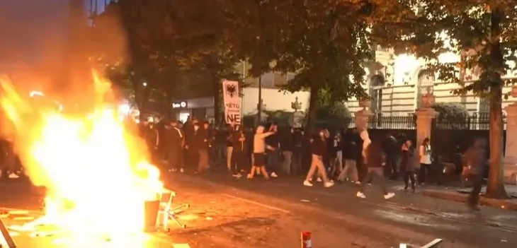 Rritet bilanci i dëmeve nga protesta, 19 të lënduar! Gazetari goditet me tullë në kokë, nën kujdes mjekësor edhe një punonjës i trupit diplomatik