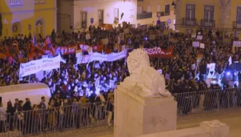 Rritja e çmimit të banesave dhe qirave, mijëra qytetarë protestojnë para Parlamentit në Portugali!
