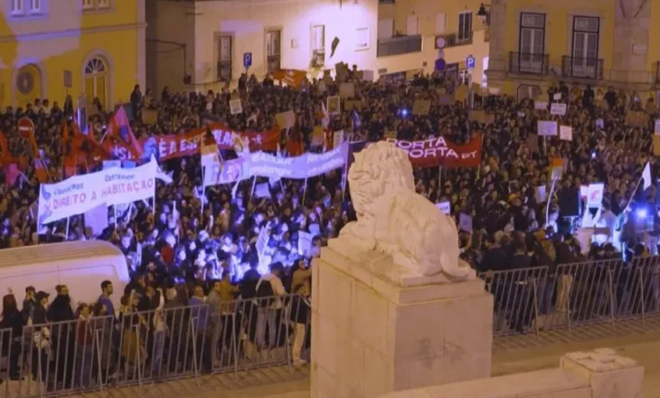 Rritja e çmimit të banesave dhe qirave, mijëra qytetarë protestojnë para Parlamentit në Portugali!