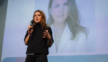 Rudina Hajdari sfidon studentët: Uluni përballë Ramës, ai nuk ka si të mbrohet. Dikush tjetër do të negociojë në kurrizin tuaj
